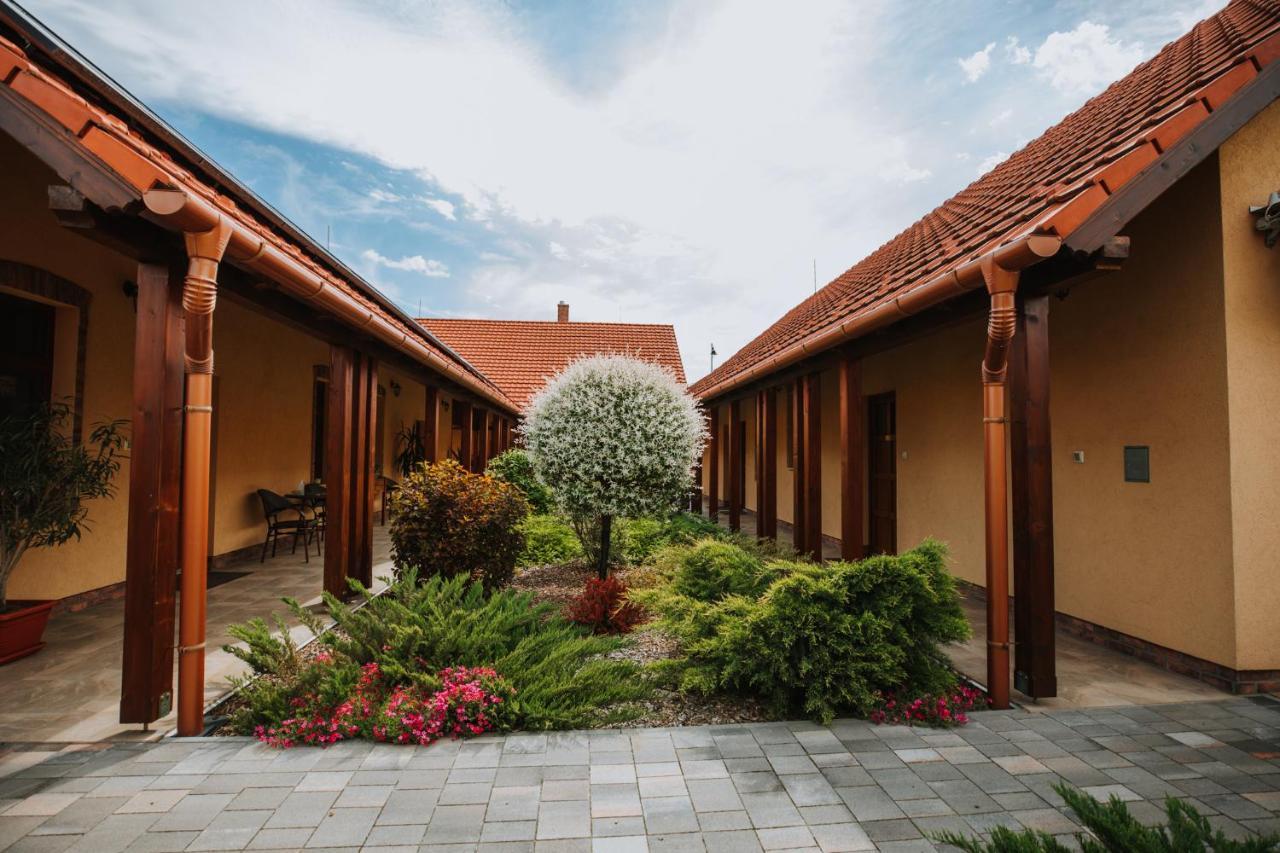Nemeth Apartmanhazak Morahalom Bagian luar foto